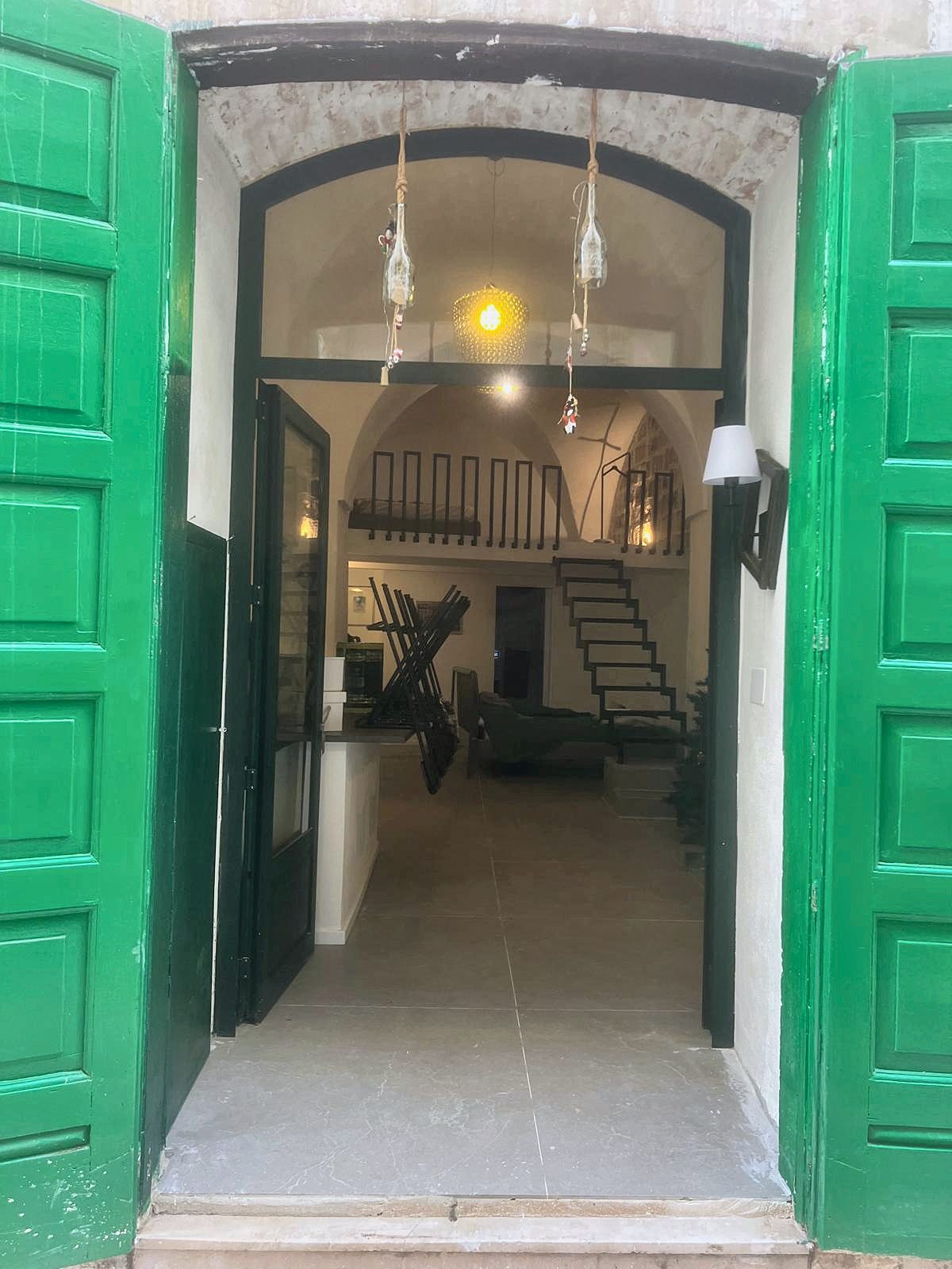 L'ingresso con le porte verdi