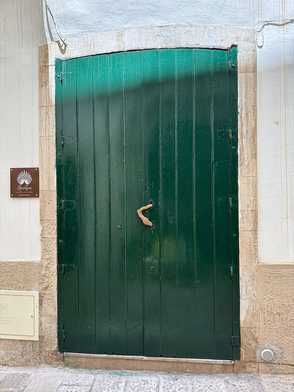 Il portone in Via Paolo Chiara
